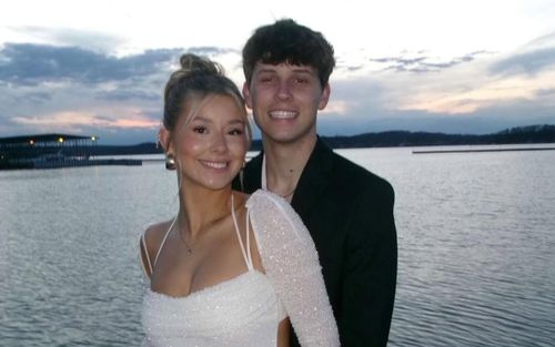 Tân Miss Cosmo công khai bạn trai ngay trên livestream