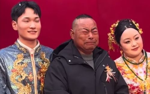 Người cha khóc nức nở trong đám cưới con gái, câu chuyện đằng sau khiến cộng đồng mạng vỡ òa