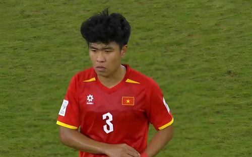 CĐV Thái Lan phản ứng thẻ đỏ của trung vệ Lý Đức