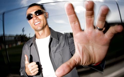 Ronaldo rời tuyển Bồ Đào Nha, hàng nghìn người theo dõi chuyên cơ riêng