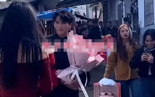 Cô gái yêu cầu chồng sắp cưới quỳ gối giữa lễ đính hôn, phản ứng chàng trai gây chú ý