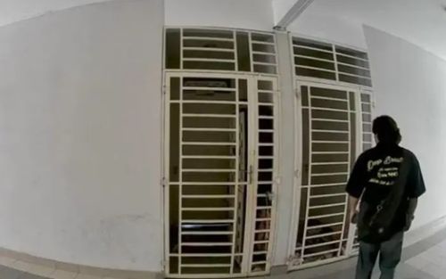 Giày bị kẻ lạ mặt cầm lên ngửi, cô gái báo Cảnh sát rồi ngỡ ngàng khi biết danh tính kẻ xấu