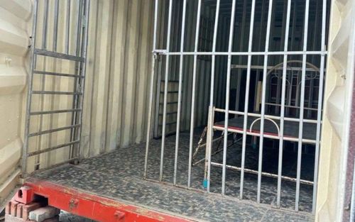 Thái Lan đóng cửa viện dưỡng lão gây phẫn nộ: Sốc cảnh giường sắt như lồng nhốt người già