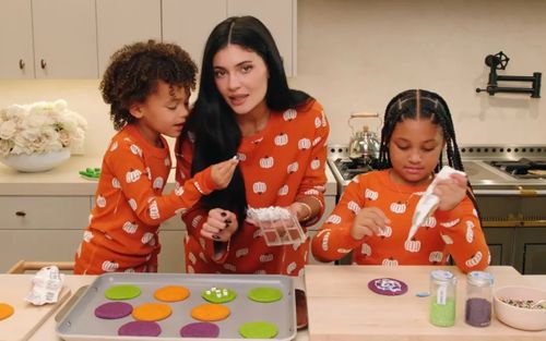Người mẫu Kylie Jenner được khen ngợi vì cách dạy con