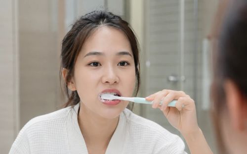 Đánh răng ngay sau khi ăn có tốt không?