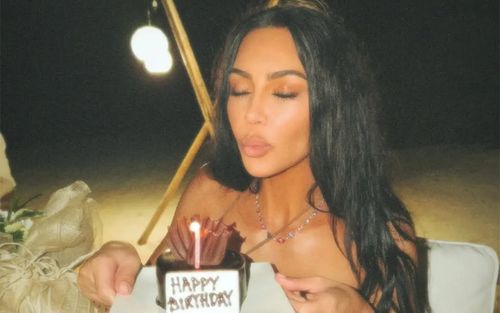 Người mẫu Kim Kardashian gây choáng với chiếc váy trong tiệc sinh nhật tuổi 46