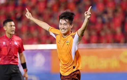 HAGL thua đau Ninh Bình trong trận đấu có 2 thẻ đỏ