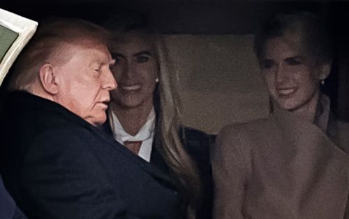 Bức ảnh Trump ngồi cùng 2 mỹ nhân gây sốt: Danh tính 2 người đẹp là ai?