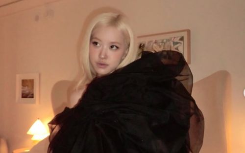Rosé (BLACKPINK) gây sốt với váy xẻ cao táo bạo