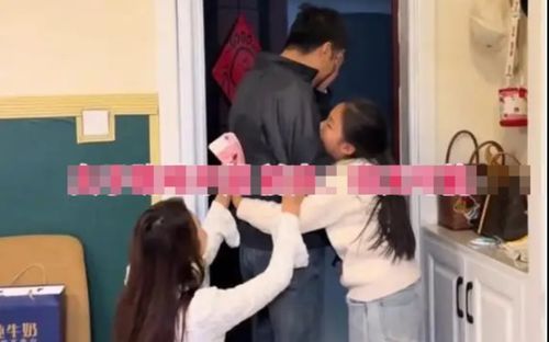 Đến nhà vợ cũ đưa tiền chu cấp cho con, người đàn ông rơi vào tình cảnh khó xử