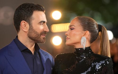 Jennifer Lopez và Brett Goldstein hẹn hò nhưng 'chưa quá nghiêm túc'