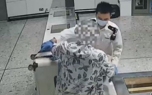 Người đàn ông kéo vali qua cửa khẩu, hải quan kiểm tra thì phát hiện thứ gây choáng bên trong