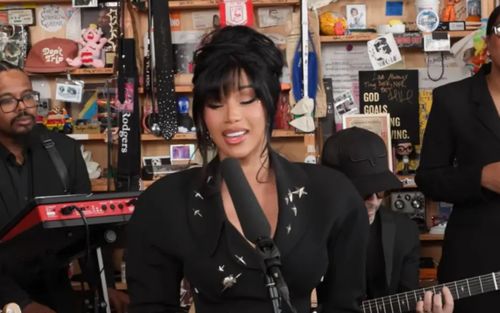 Cardi B gây sốt với trang phục lấy cảm hứng từ siêu mẫu Naomi Campbell