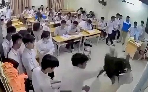 Bắt khẩn cấp nam sinh đấm cô giáo ngay trên bục giảng ở Hà Nội