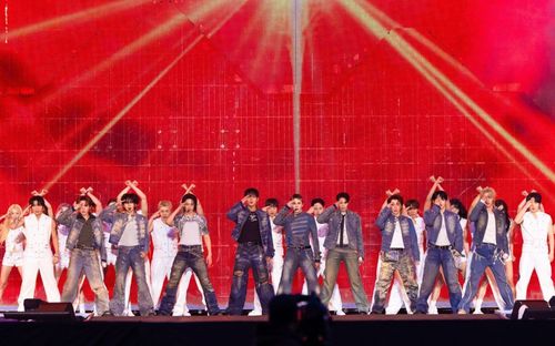 SEVENTEEN dẫn đầu bảng xếp hạng lưu diễn châu Á, thu về gần 97,4 triệu USD