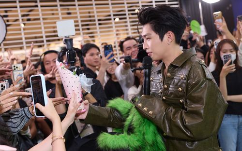 Cody Nam Võ có hành động tinh tế dành cho fan nữ gây 'dậy sóng'