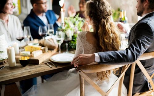 Gia đình đi 2 tiếng đến dự đám cưới, cô dâu vừa gặp đã nói một câu khiến cả nhà bỏ về