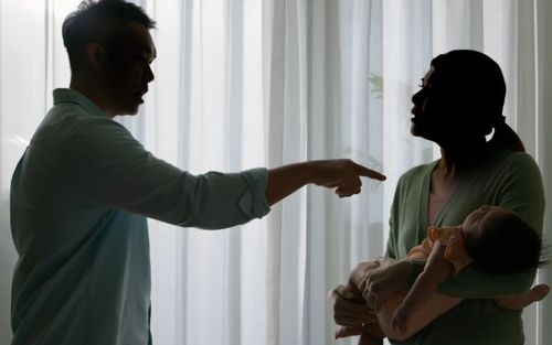 Cặp vợ chồng tranh cãi chuyện khó tin, con trai hơn 1 tuổi vẫn chưa có giấy khai sinh