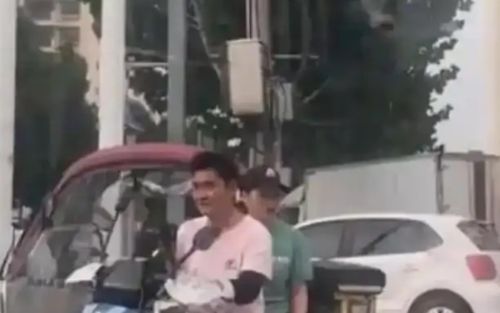 Người phụ nữ ly hôn chồng vì nghèo, một năm rưỡi sau chết lặng trước cảnh tượng trên phố