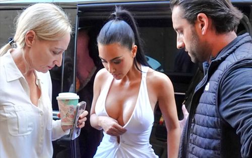 Người mẫu Kim Kardashian gây chú ý khi diện váy khoét sâu đi mua sắm cùng mẹ ở Italy