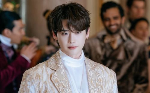 Lee Jong Suk gây bất ngờ với diện mạo khác lạ