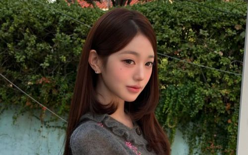 Jang Won Young (IVE) gây sốt với vóc dáng đồng hồ cát