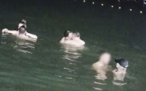 4 cặp đôi thân mật dưới biển, video ghi lại khiến dân mạng tranh cãi