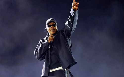 Rolling Stone lên tiếng bênh vực Jay-Z trước tranh cãi về sân khấu Super Bowl 2027