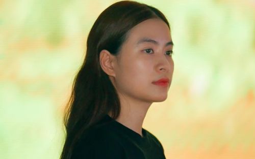 Nữ ca sĩ 33 tuổi đã thay thế Hoàng Thùy Linh