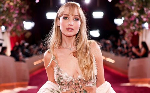 Jennifer Lawrence gây bất ngờ khi công khai phẫu thuật thẩm mỹ