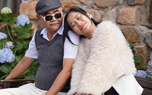 NSND Việt Anh xuất hiện bên vợ kém 36 tuổi, thừa nhận áp lực mới