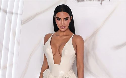 Người mẫu Kim Kardashian gây sốc với váy mô phỏng cơ thể