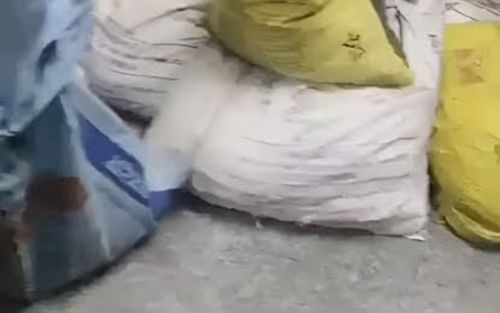 Dọn dẹp căn phòng của cụ bà 70 tuổi vừa qua đời, người thân bàng hoàng với bí mật bên trong
