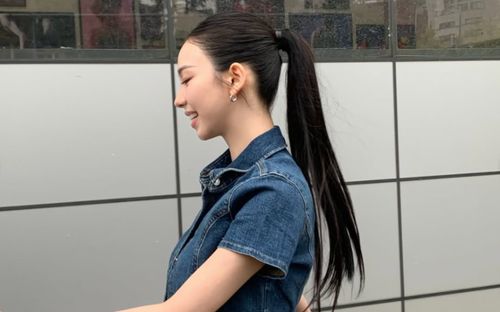 Karina (aespa) diện đồ denim, khoe đường nét gương mặt sắc sảo