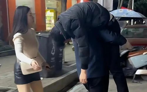 Chồng mới say mèm trên đường, người phụ nữ gọi chồng cũ nhờ làm một việc