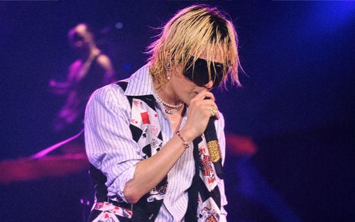 G-Dragon bất ngờ quỳ gối cầu hôn giữa Paris, danh tính người nhận hoa gây ngỡ ngàng