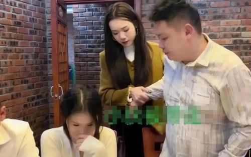 Người vợ bất ngờ đến buổi họp lớp, câu nói trước mặt tình cũ của chồng gây chú ý