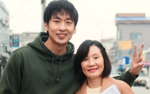 Nghệ sĩ Hồng Đào mừng cho tin vui của 'con trai' Tuấn Trần từ Hàn Quốc