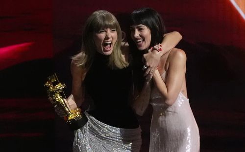 Taylor Swift bí mật mừng sinh nhật Dakota Johnson