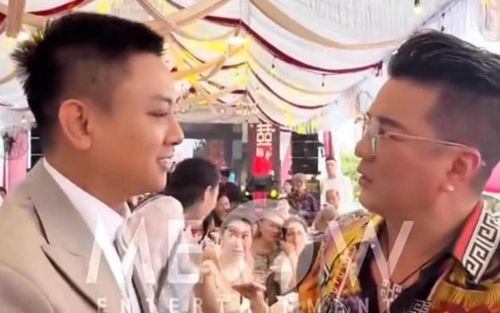 Đàm Vĩnh Hưng tặng phong bì tiền mừng cưới Hoài Lâm