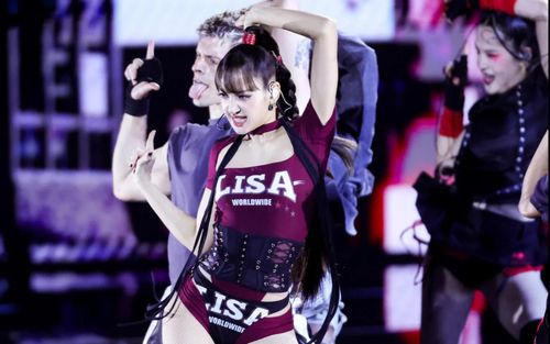 Lisa 'vượt mặt' BTS, lập kỷ lục với SaWaDiKa