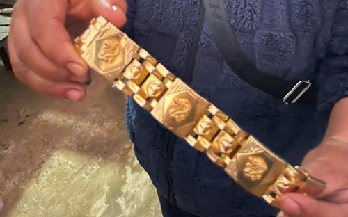 Đi chợ, người phụ nữ nhặt được chiếc lắc vàng hơn 200 triệu đồng