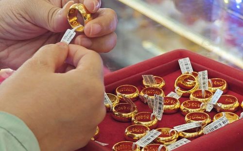 Giá vàng hôm nay (10/2): Vàng nhẫn lập mặt bằng giá mới, người mua choáng vì leo thang từng ngày