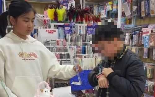 Bé gái 12 tuổi mở cửa hàng văn phòng phẩm, thuê mẹ làm nhân viên với mức lương gây bất ngờ