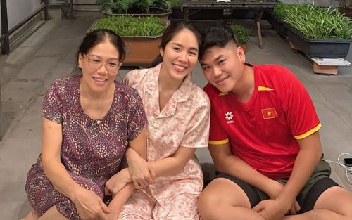 Diễn viên Lê Phương thân thiết bên mẹ chồng ngay mùa Tết