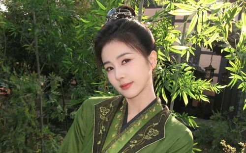 Bạch Lộc khiến cộng đồng mạng xuýt xoa với loạt ảnh hậu trường