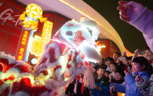 Các ông lớn Trung Quốc đốt tiền, tặng xe sang nhân dịp Tết Nguyên đán