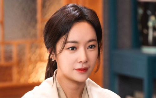 Nữ diễn viên Hwang Jung Eum bị chỉ trích khi phát đồ chơi miễn phí