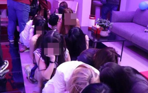 Đột kích căn biệt thự ba tầng, 40 người bị bắt giữ