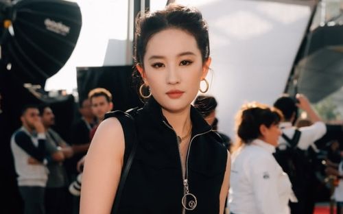 Ảnh thời thơ ấu của Lưu Diệc Phi gây chú ý